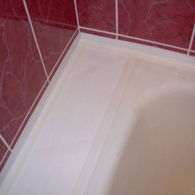 Как и какво да поправите празнината между стената и банята: практически методи