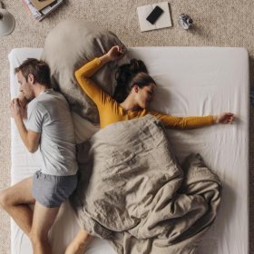 Че поза, в която спите заедно, говори за вашата връзка