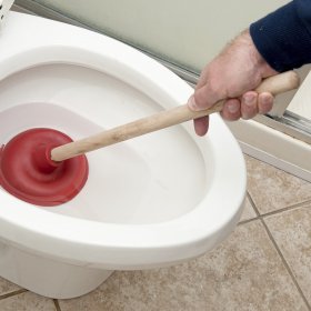 Какво да направите, ако тоалетна е запушена: преглед на методите