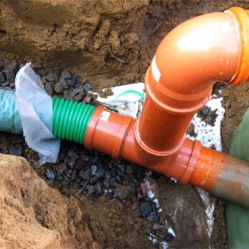 Полагане на канализационни тръби в земята: ние оборудваме и изолираме външната канализация
