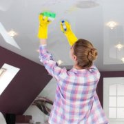 Как ефективно да измиете опънат таван и да не го счупите