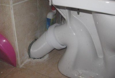 Свържете тоалетната към канализацията