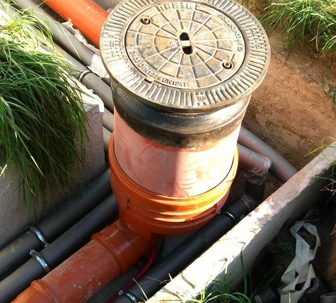 Модерна канализационна кладенец: опции на устройството и нюанси на инсталиране