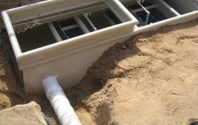 Монтаж на септична яма Tver се извършва в подготвен окоп върху пясъчна възглавница, пространството около резервоара също се запълва с пясък