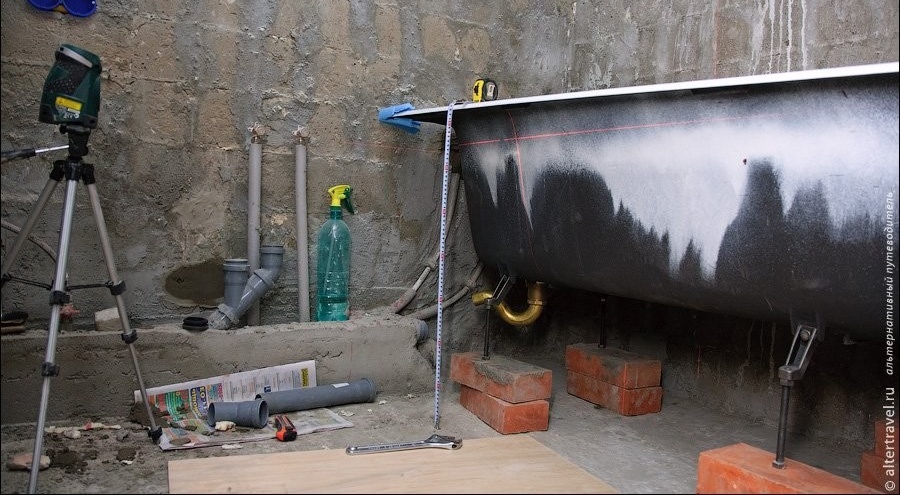 Как да инсталирате баня на тухли: изложи тухлената основа и отстрани