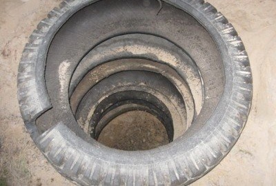 Септична яма от гуми: изрязваме дупка за канализационна тръба
