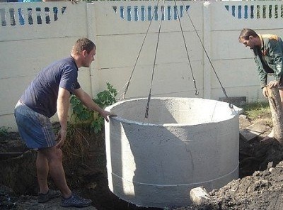 Изграждане на селска тоалетна с помощта на бетонни пръстени