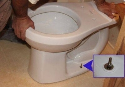 Фиксиране на тоалетната към пода: затегнете крепежните елементи