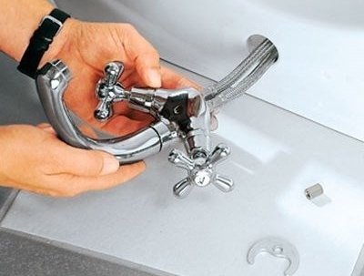 Свързване на двойна мивка: инсталиране на миксер