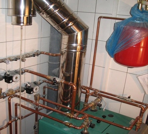 Комодна връзка към подов газов котел: вътрешен и външен изход на тръбата