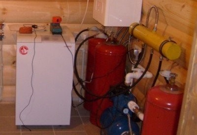 Газови бутилки и котел за отопление в къщата