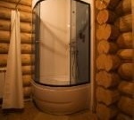 дизайн на душ в дървена къща