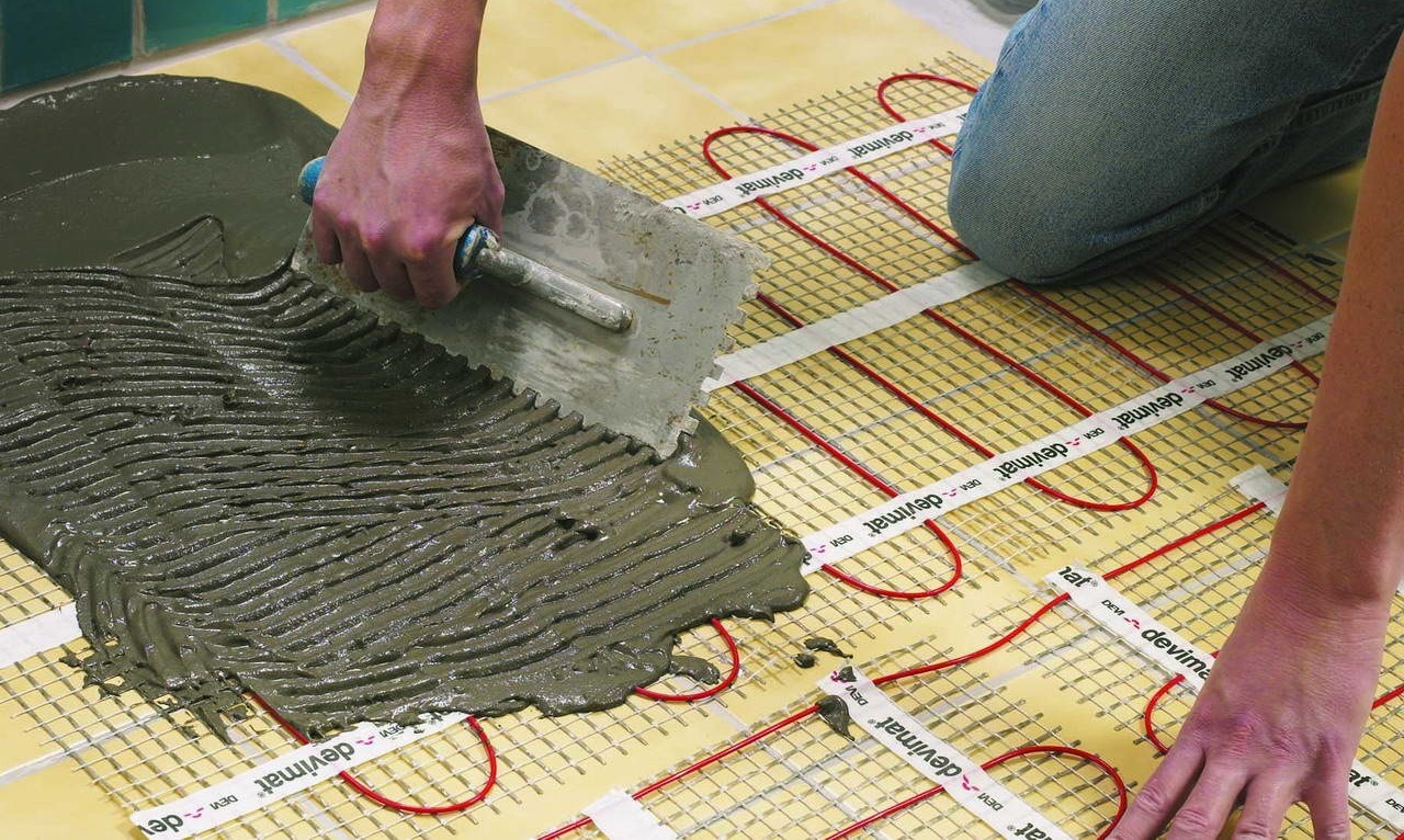 Монтаж на подово отопление върху плочка: възможно ли е?