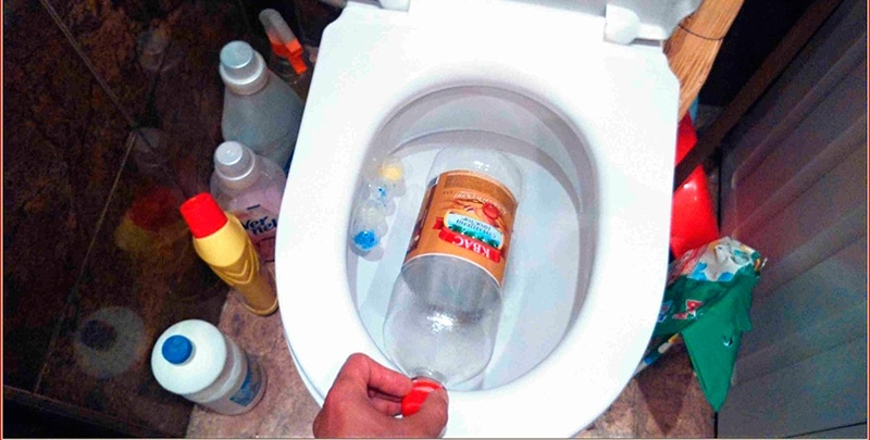 انسداد توالت را با یک بطری از بین ببرید