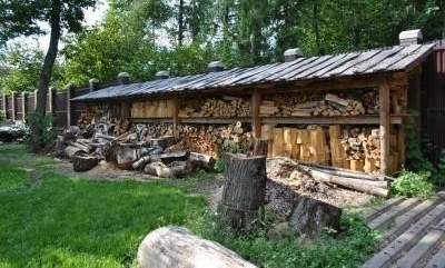 Съхранение на дърва за огрев под навес