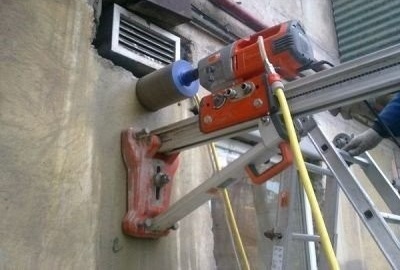Пробиване на дупка в бетонна стена за вентилация