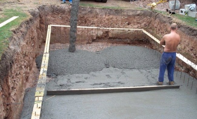 Изливане на бетон в яма за басейн