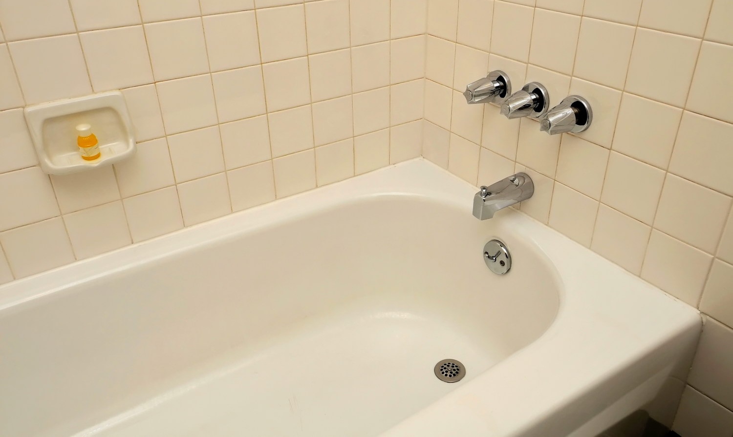Как да почистите независимо канализацията на ваната и мивката