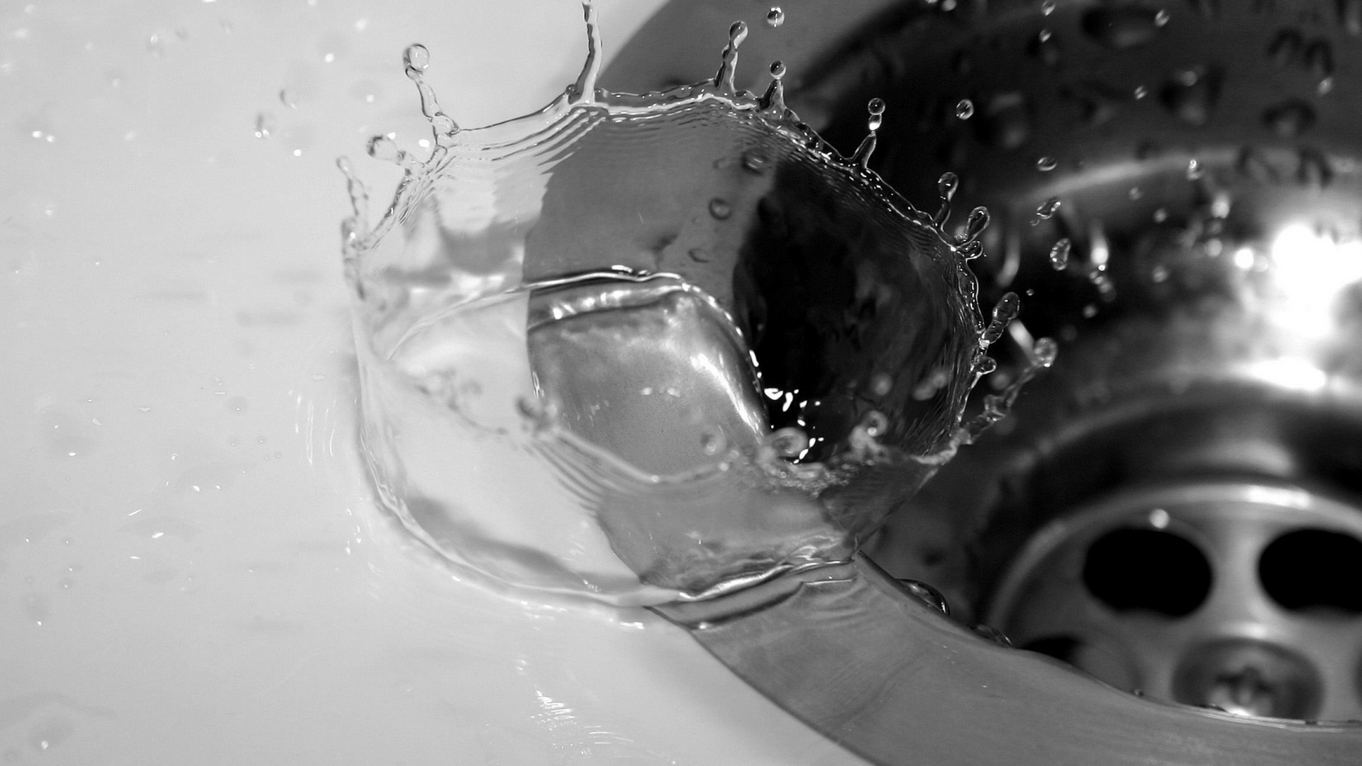 Причини за конденз върху мивката с изключен кран