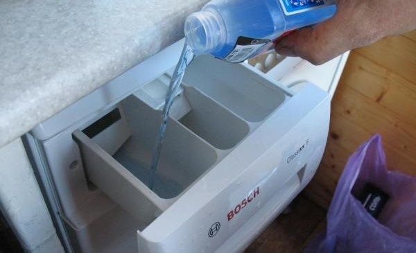 Използване на течен препарат за дренажен маркуч за перална машина