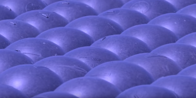 Сини пластмасови топки
