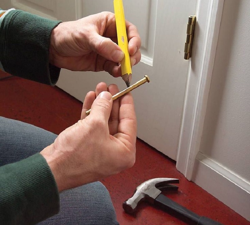3 лесни начина да се отървете от скърцането на вратата